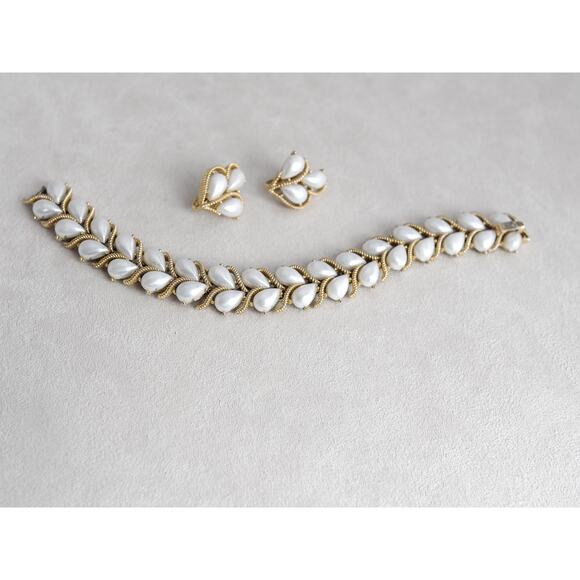 Vintage Crown Trifari Faux Pearl Bracelet Clip On Earrings Set Gold Tone - Picture 3 of 11
